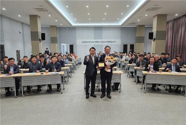 ▲영산강유역환경청 김영우 청장에게 감사패 전달 ⓒ여수상공회의소