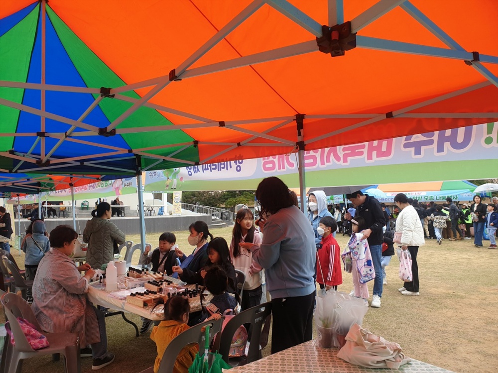 ▲여수 벼룩시장에 방문한 어린이들이 향기 테라피 체험을 하고 있다. ⓒ여수시