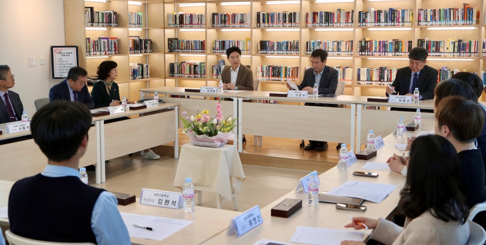 ▲김대중 교육감이 순천고등학교 교육가족들과 간담회를 진행하고 있다. ⓒ전라남도교육청