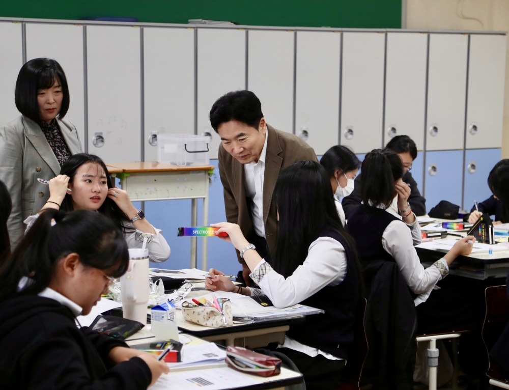 ▲김대중 교육감이 부영여자고등학교 학생들의 수업을 참관하고 있다. ⓒ전라남도교육청