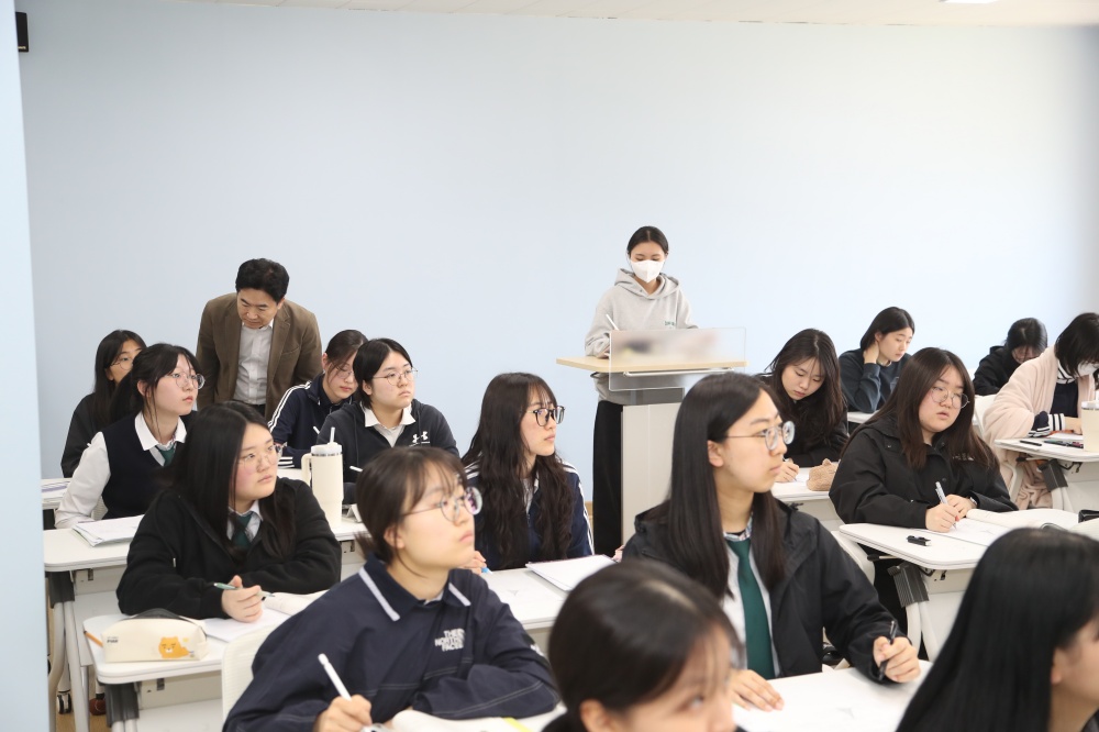 ▲김대중 교육감이 부영여자고등학교 학생들의 수업을 참관하고 있다. ⓒ전라남도교육청