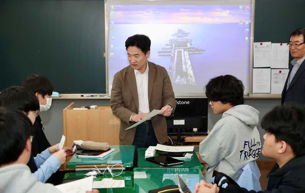 ▲김대중 교육감이 순천고등학교 학생들과 소통하고 있다.  ⓒ전라남도교육청