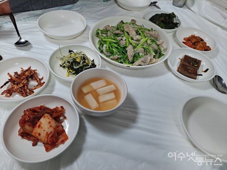 ▲여수 중앙동 풍산식당 대창수육 기본 상차림이다. ⓒ조찬현