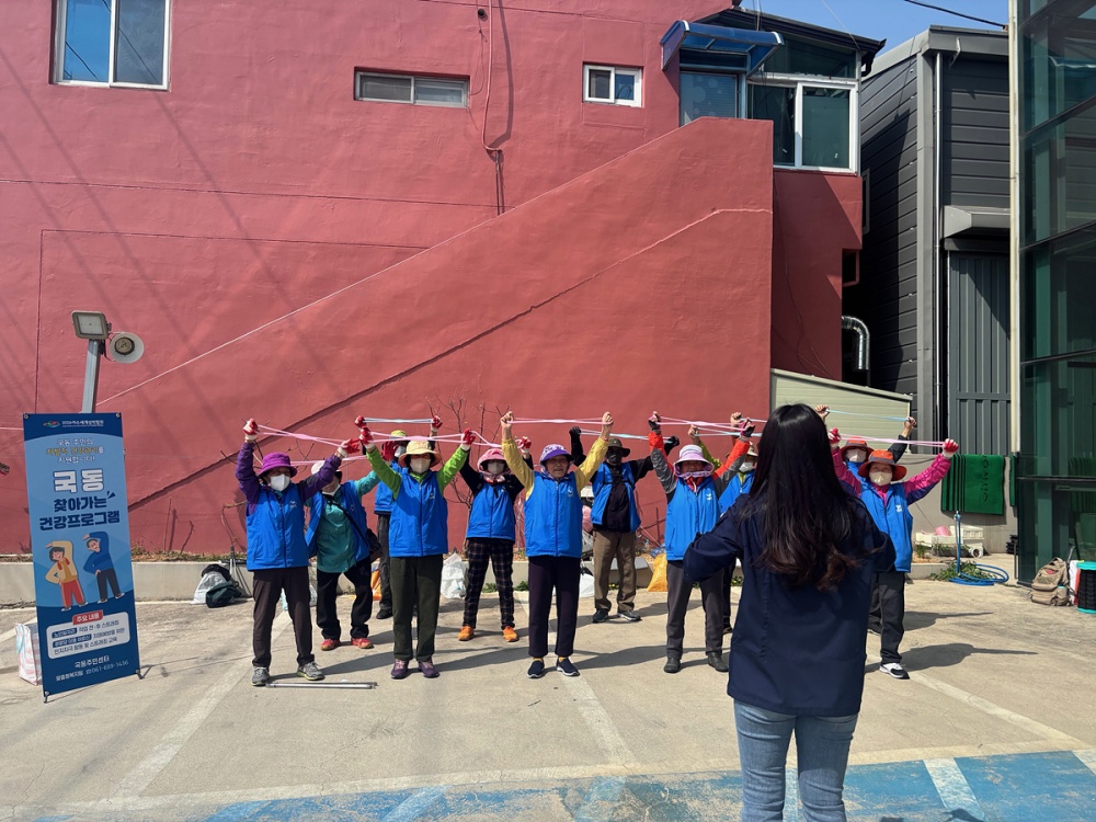 ▲국동 노인일자리 참여자들이 작업 전 부상 예방을 위한 스트레칭 교육을 받고 있다. ⓒ여수시
