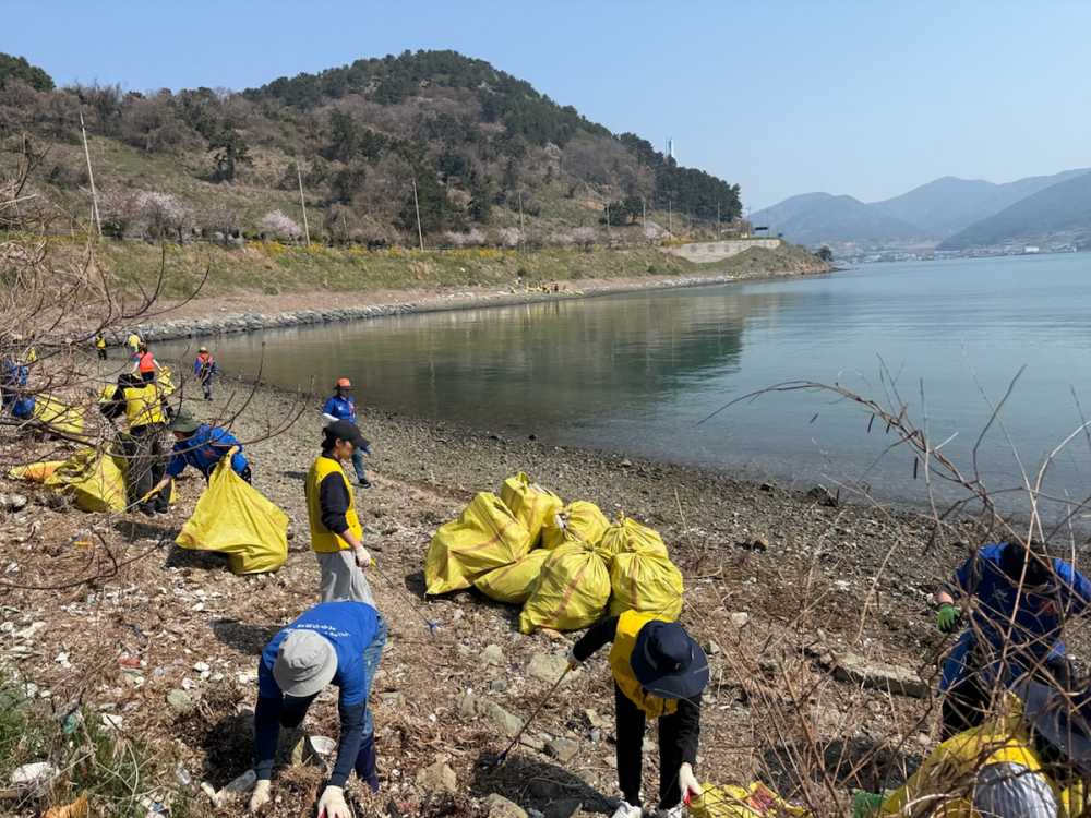 ▲여수시, 지구의 날 맞이 섬박람회 성공 기원 정화 활동 ⓒ여수시