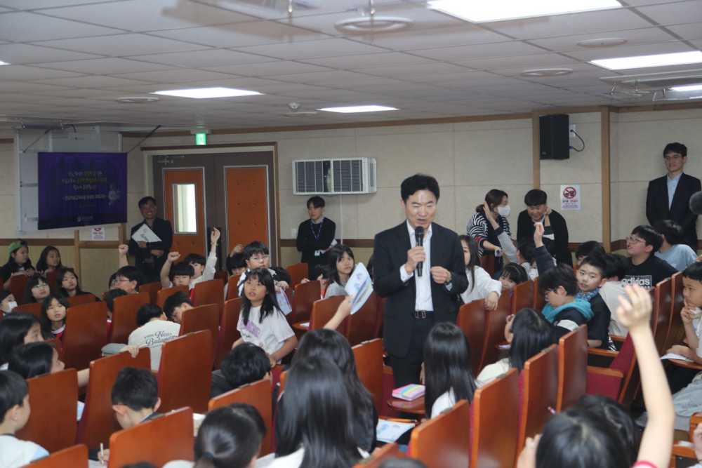 ▲김대중 전남교육감이 11일 신대초등학교에서 ‘공생의 경제교실’ 경제 특강을 진행하고 있다. ⓒ전라남도교육청