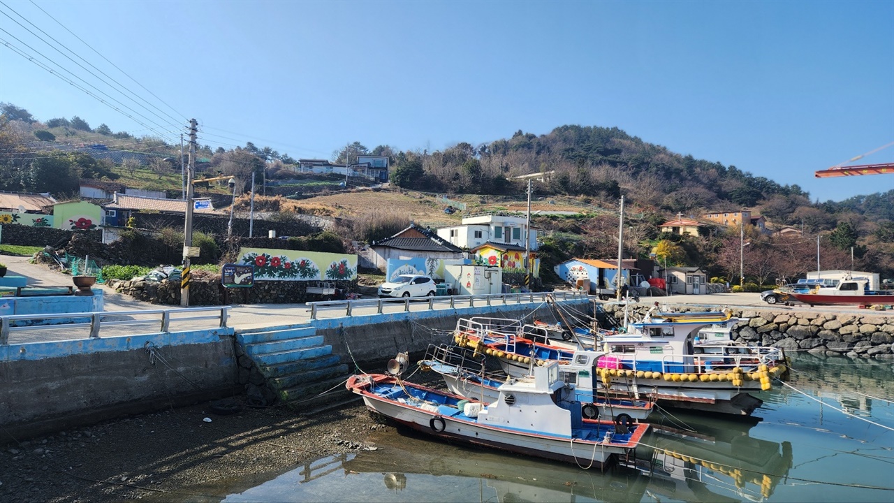 ▲하화도 마을 입구선착장과 벽화 꽃그림으로 환영한다  ⓒ김용자