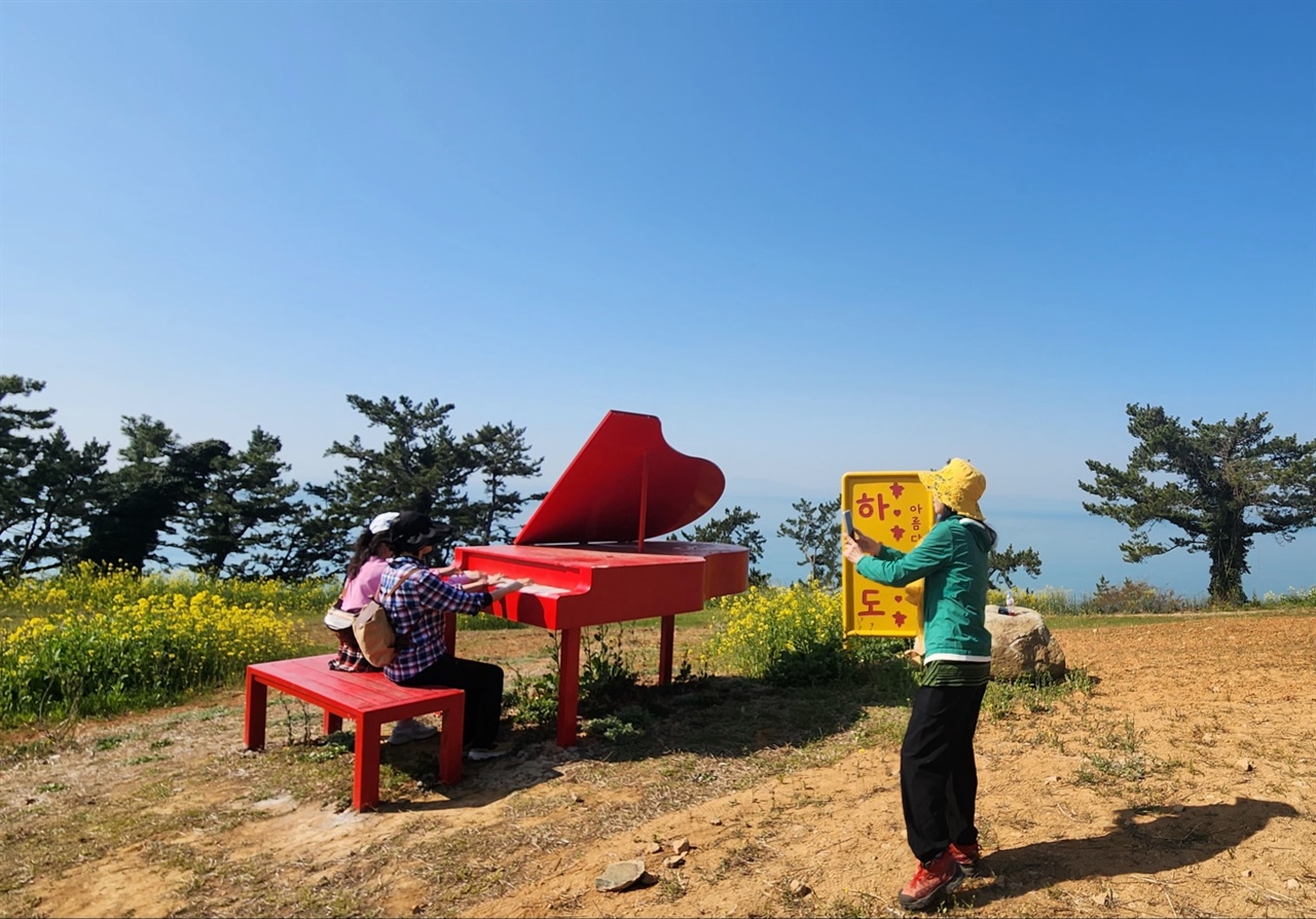 ▲빨간 피아노연주하는 척 한 컷 ⓒ김용자