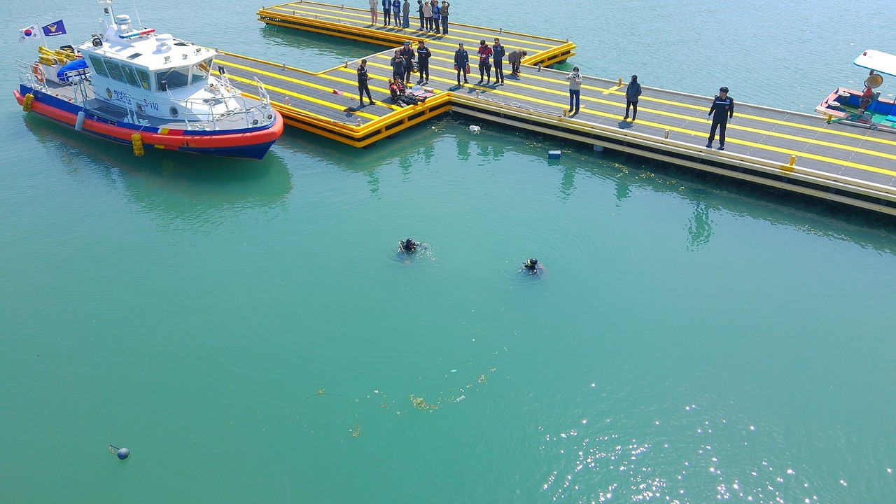 ▲수중정화활동 모습 ⓒ여수해양경찰서