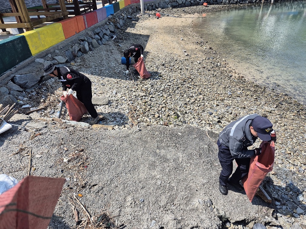 ▲해안가 쓰레기 수거 모습 ⓒ여수해양경찰서