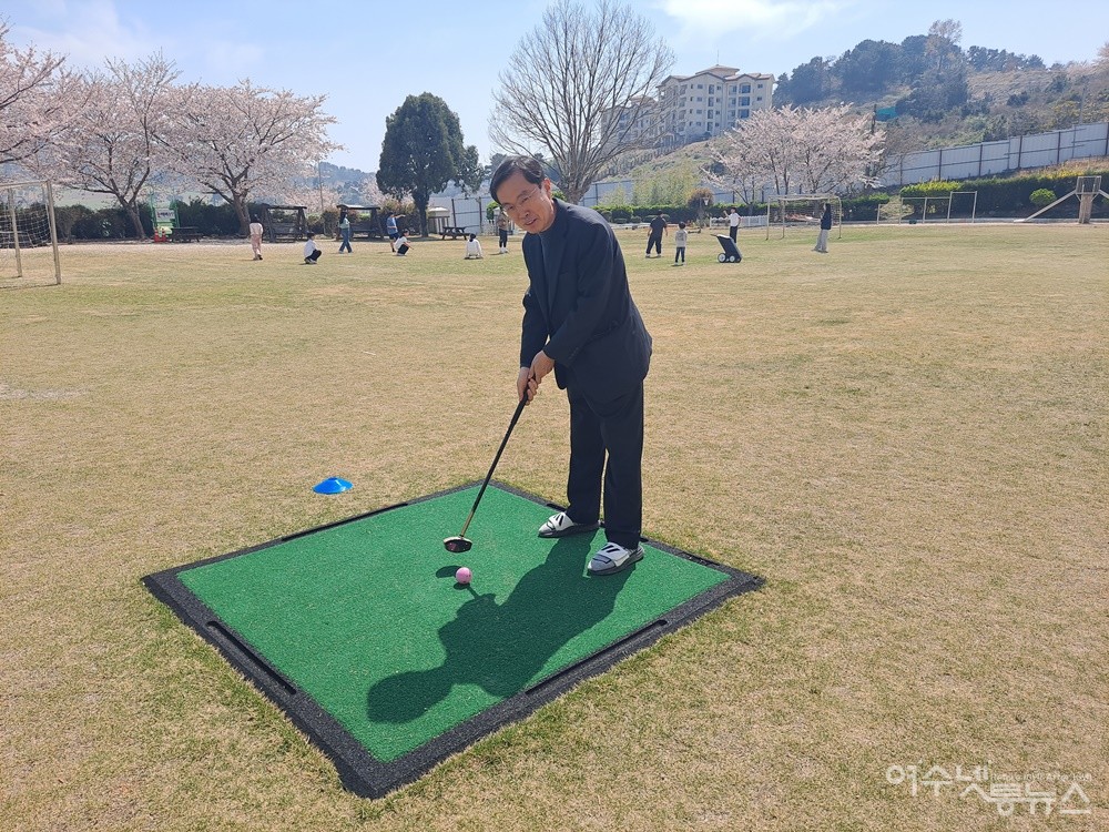 ▲경호초 서원채 교장이 전교생이 배운다는 파크골프 시범을 보여주고 있다. ⓒ조찬현