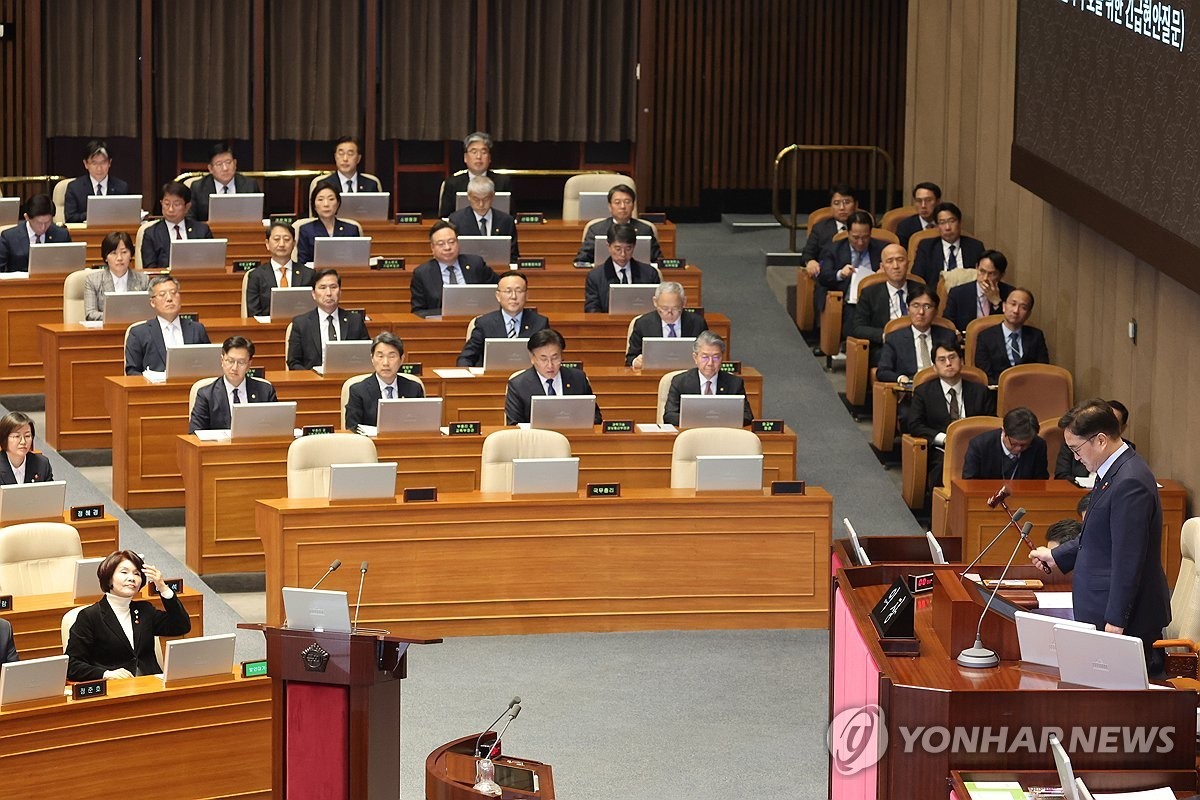 ▲  긴급현안질문 정부위원 출석 요구(서울=연합뉴스) 김주성 기자 = 3일 국회 본회의에서 정부위원 출석요구의 건이 통과되고 있다. 이날 한덕수 대통령 권한대행 국무총리와 최상목 부총리 겸 기획재정부 장관은 '경북·경남·울산지역 산불 사태 수습과 피해대책 마련 및 헌법질서 수호를 위한 긴급현안질문'에 불출석했다. 2025.4.3 utzza@yna.co.kr