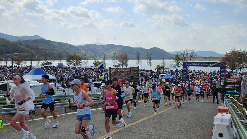 ▲제14회 MBC 섬진강 꽃길 마라톤대회가 기후위기 대응과 탄소중립 실천을 함께하는 의미 있는 행사로 치러졌다. ⓒ 탄소중립실천연대