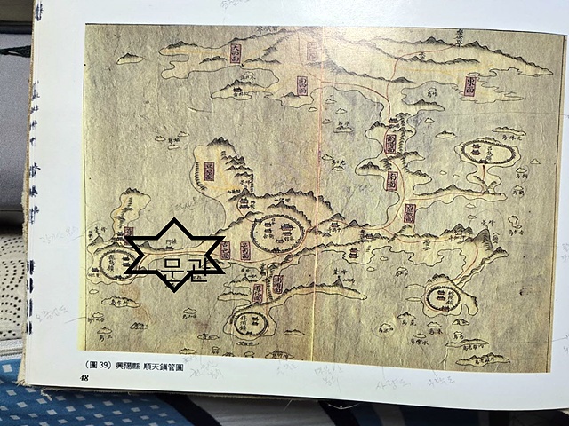 ▲고흥의 옛모습을 그린 흥양현 순천진관도 를 보면 녹동에서 고흥읍으로 나가는 중간에 병목처럼 좁은 '문관'의 모습이 보인다. 옛부터 이곳에 검문소를 설치해 출입을 통제한 '문관'이 있었다. 육지로 가기 위해 어렵사리 바다를 건너 소록도를 탈출한 환자들이 '문관'에서 잡혀들어와 감금실에 갇혀 고초를 겪은 곳이다. 현재 '문관마을' 앞과 뒤는 간척해 넓은 평야가 생겼다. ⓒ전남의 옛지도, 향토문화진흥회 제공