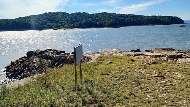 ▲'제비선창' 모습으로 녹동 '무카이집'에서 배를 탄 한센인들이 소록도에 첫발을 디딘 곳이다. 교황 요한 바오로 2세의 소록도 방문을 계기로 차별을 철폐하기 위해 '무카이집'과 '제비선창'은 폐쇄되어 일반인과 직원들이 사용하는 선창으로 통합되었다  ⓒ오문수