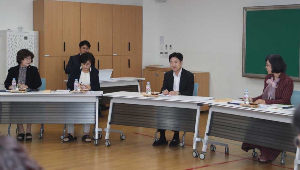 ▲전남교육청 관계자들과 신대초등학교 교육가족들이 차담회를 갖고 있다. ⓒ전라남도교육청