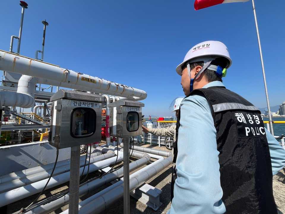 ▲대형 기름·유해액체물질 저장시설 및 하역시설 42개소 안전점검  ⓒ여수해양경찰서
