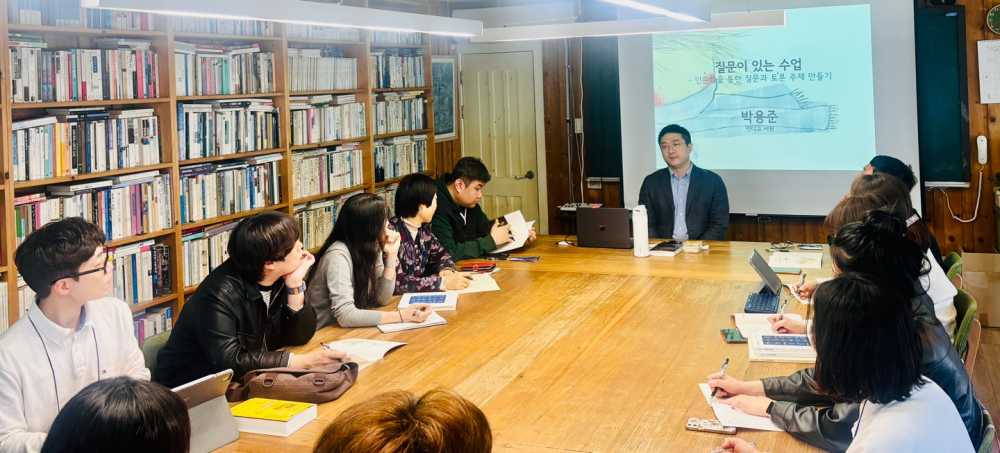 ▲ 독서인문선도교실 (중등)교사들이 인디고서원에서 청소년 인문학 및 토론교육을 연구하고 있다. ⓒ전남교육청