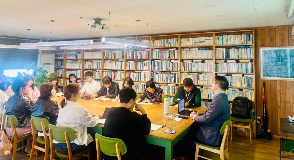 ▲독서인문선도교실 (중등)교사들이 인디고서원에서 청소년 인문학 및 토론교육을 연구하고 있다.  ⓒ전남교육청