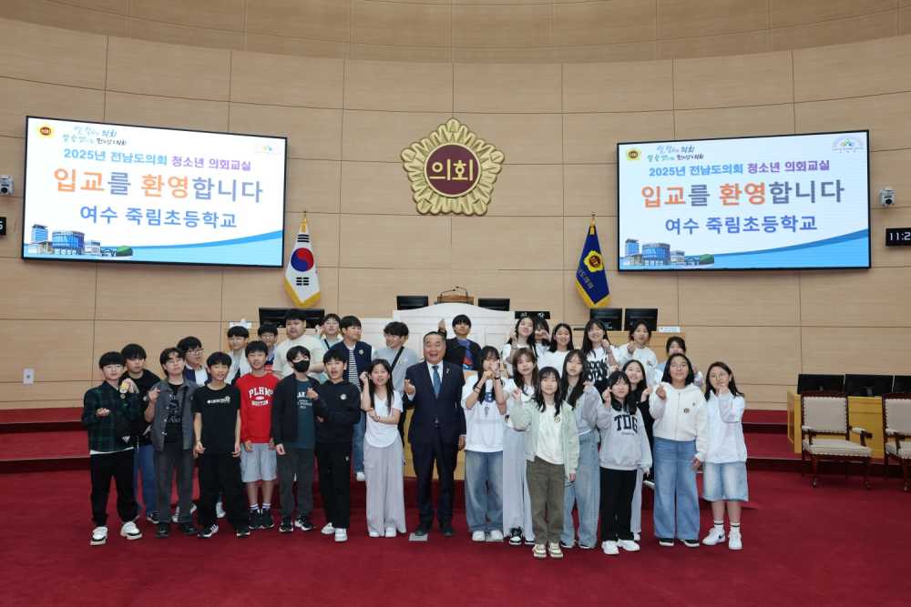 ▲최무경 의원 죽림초 학생들과 ‘청소년 의회교실’에서 민주주의 현장 체험 ⓒ전남도의회