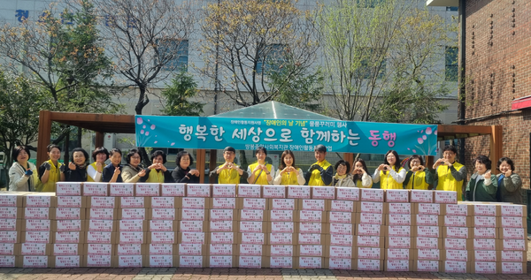 ▲복지관직원들과 활동지원사들 기념촬영 ⓒ쌍봉종합사회복지관