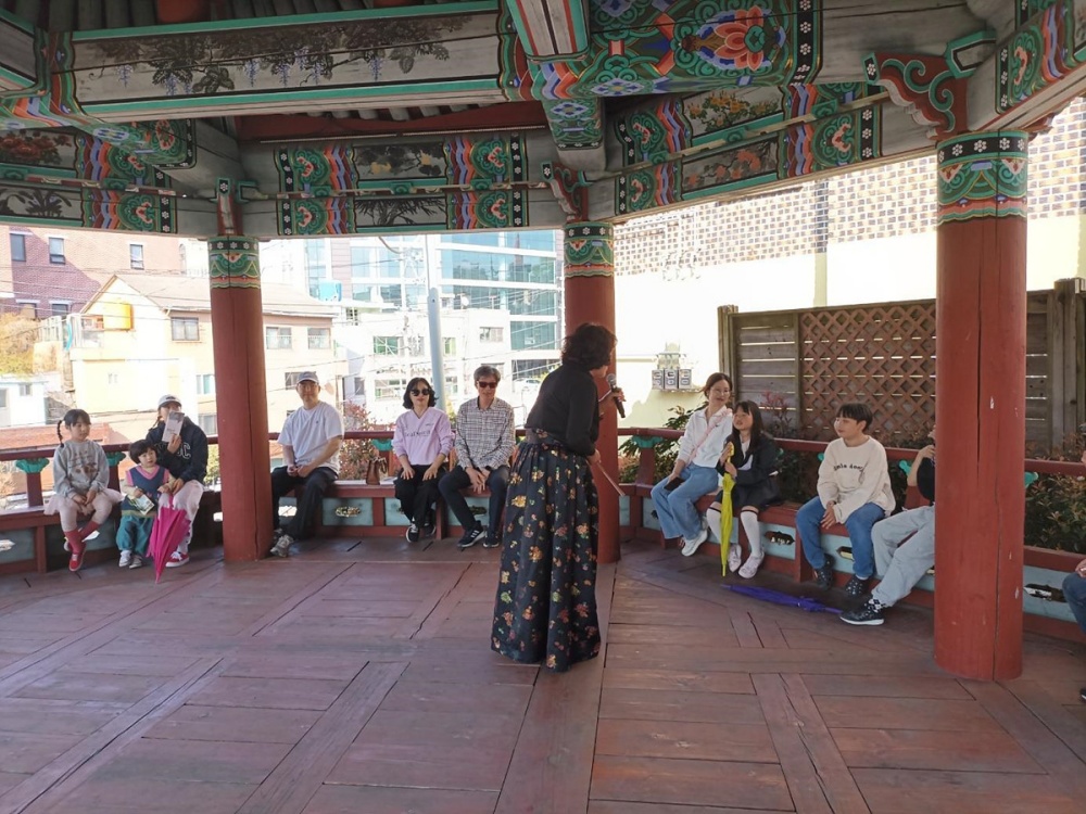 ▲이순신 스토리텔링 체험관광 프로그램에 참가한 관광객의 체험활동 모습 ⓒ여수시