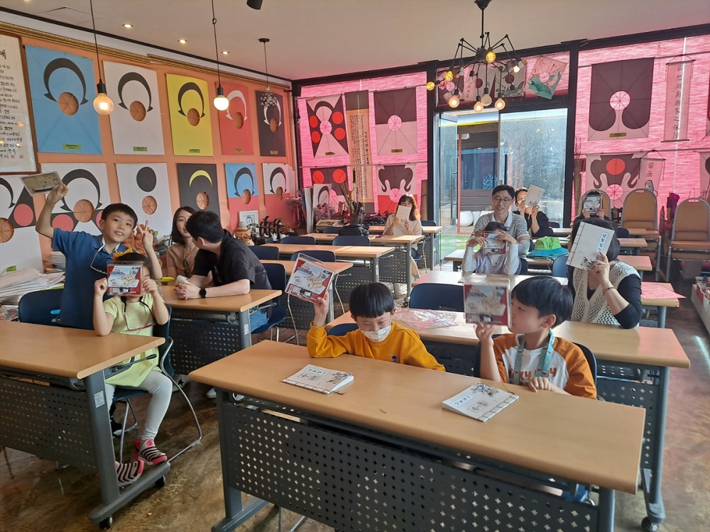 ▲이순신 스토리텔링 체험관광 프로그램에 참가한 관광객의 체험활동 모습 ⓒ여수시