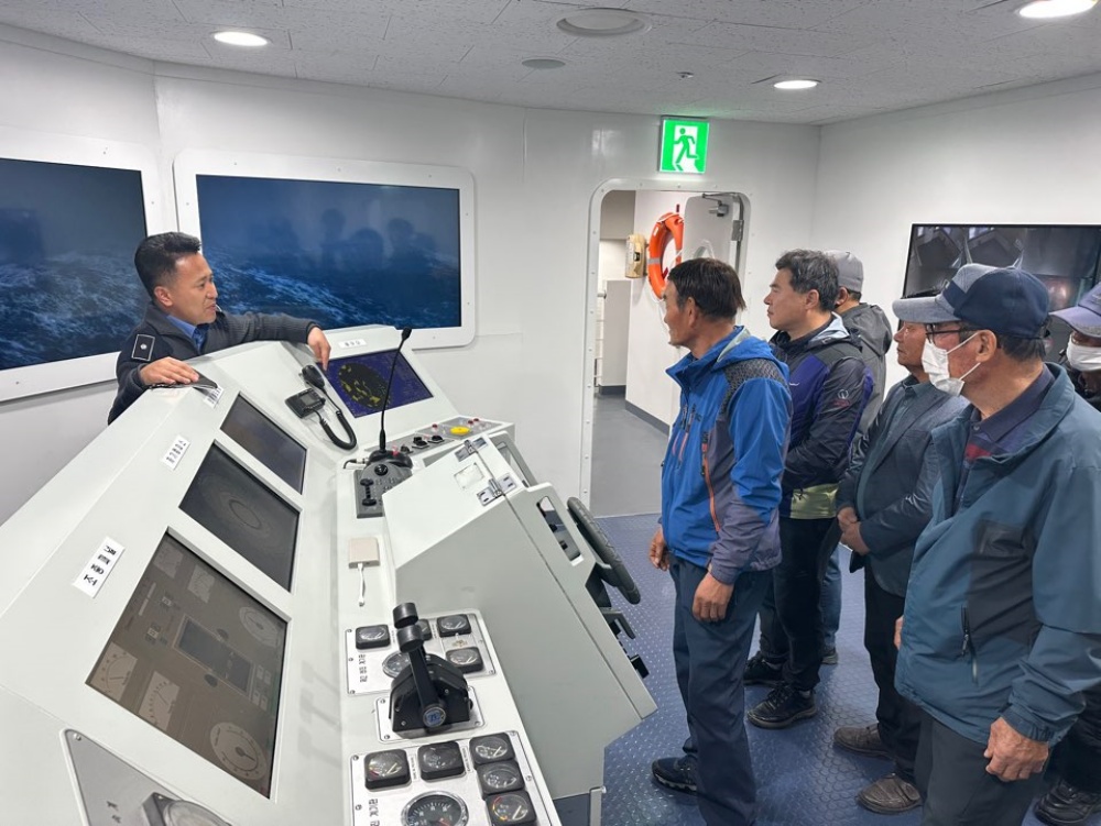 ▲항중 비상상황에 대한 대응 교육을 받는 유도선 종사자들 ⓒ해양경찰교육원