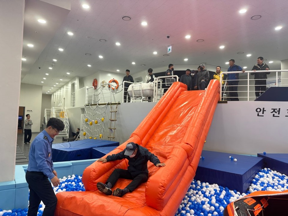 ▲선박비상탈출 훈련하는 유도선 종사자들 ⓒ해양경찰교육원