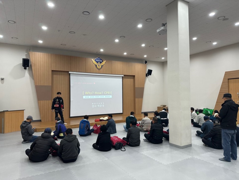 ▲선내 응급환자 소생술 교육받는 유도선 종사자들 ⓒ해양경찰교육원