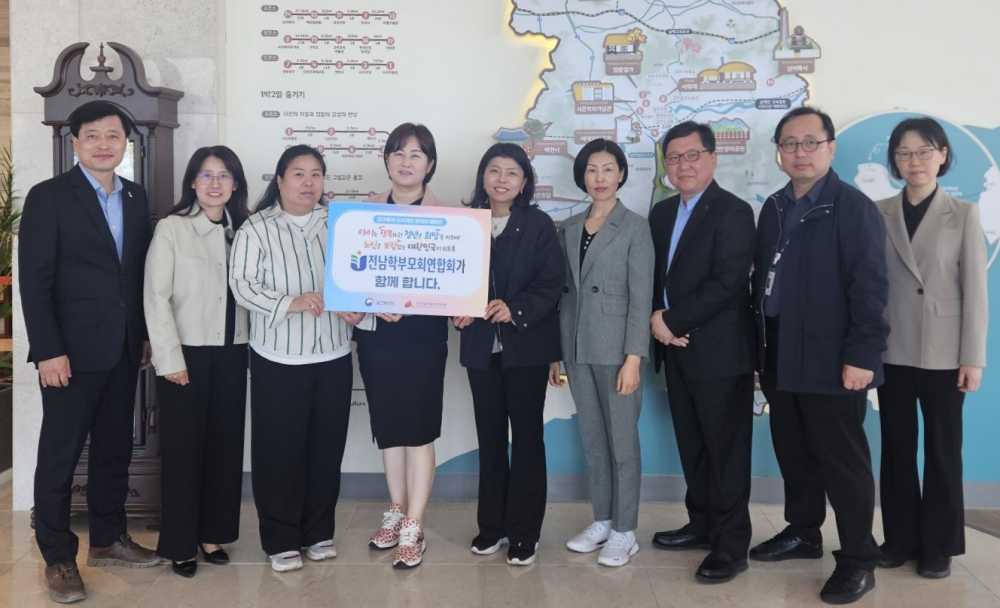 ▲‘아이는 행복하고, 청년은 희망을 키우며, 노인은 보람있는 대한민국이 되도록 함께하자’는 선언문이 적힌 팻말을 들어 보이고 있다. ⓒ전라남도교육청