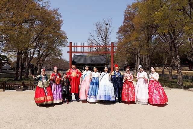 ▲전주 한옥마을에서 한복체험한 일행들 모습 ⓒ신익재