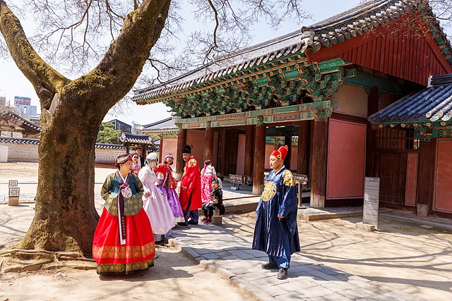 ▲전주 한옥마을에서 한복체험하고 있는 일행들 모습 ⓒ신익재