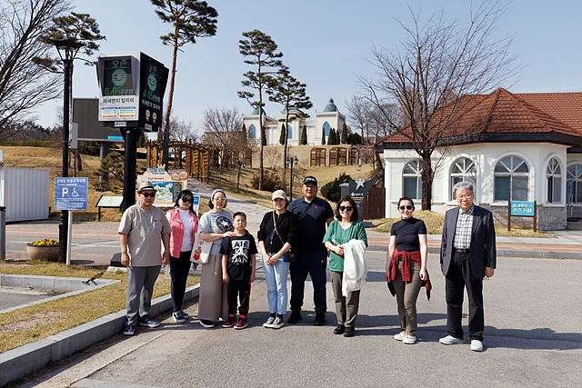 ▲임실치즈축제장에서 기념 촬영한 일행들. 가이드 저리거씨와 여러차례 몽골여행을 함께했던 최성미 임실문화원장(전)의 안내로 축제장을 돌아보았다.  ⓒ신익재