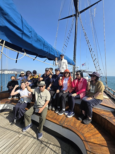 ▲국내 유일 범선인 코리아나호를 둘러보고 기념촬영한 일행들 ⓒ오문수