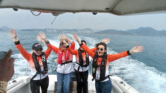 ▲몽골은 바다가 없는 내륙국가다. 여수 '원형마리나'에서 보트를 타고 바다를 달리며 신이 난 몽골여행단원들 ⓒ오문수