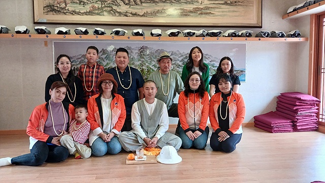 ▲여수 흥국사에서 태호스님과 차담을 마친 후 기념촬영한 일행들. 태호스님은 9년전 몽골 수도 간당사에서 여수로 유학왔다.  ⓒ오문수