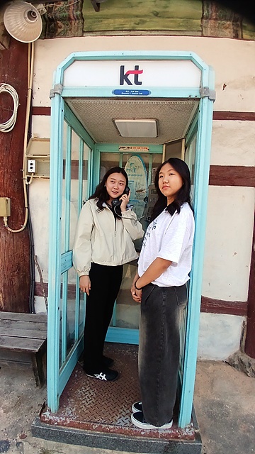 ▲흥국사에 구경온 몽골인들이 공중전화를 보고 신기해 하며 전화하는 모습을 사진으로 찍고 있었다. 가이드 저리거씨에게 "핸드폰이 있는 데 왜 저렇게 공중전화에서 전화하느냐?"고 물었더니 "몽골에는 공중전화가 아예 없어 신기해서 기념촬영 중입니다"라는 대답을 했다. 우리나라보다 9배나 넓은 나라에 350만 인구 중 절반이 수도 울란바타르에 살고 있으니 공중전화가 있을 필요가 없다는 걸 깨달았다.  ⓒ오문수