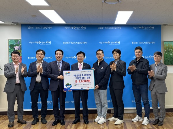 ▲취업준비생 중식지원사업 관련 여수시장님과 GS칼텍스, 여수광양항만공사, 쌍봉종합사회복지관이  참여하여 전달식을 진행했다. ⓒ쌍봉종합사회복지관