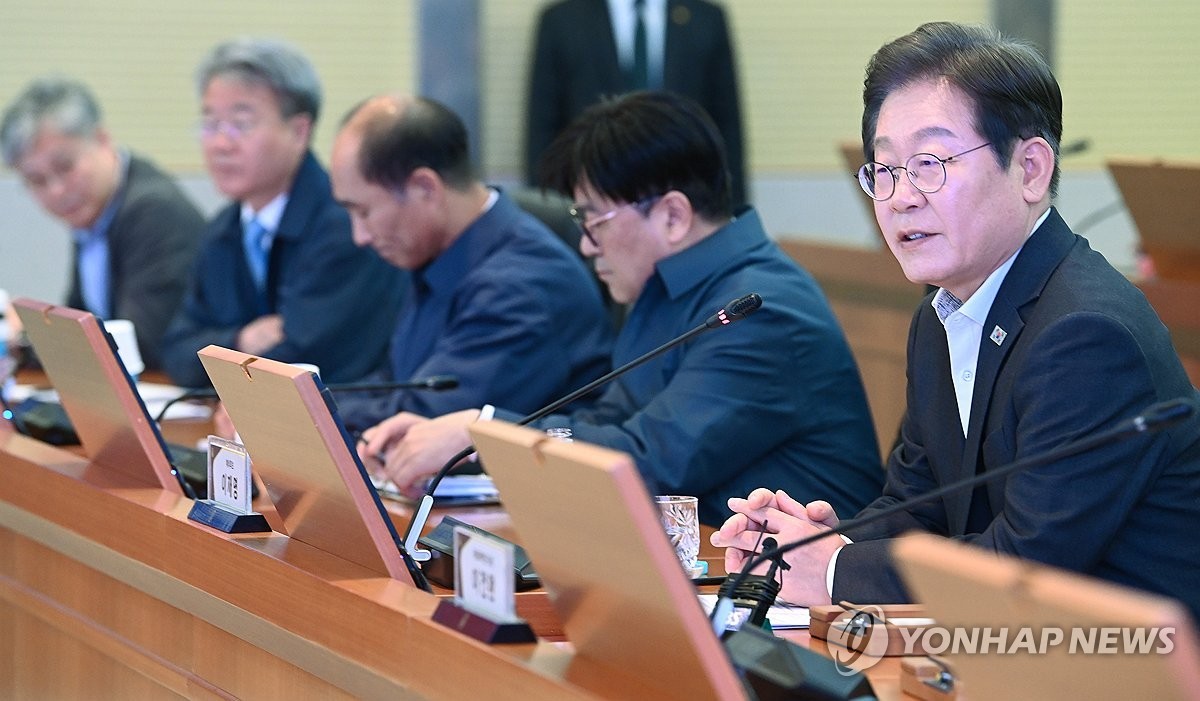 ▲  현장간담회 참석한 이재명 전 대표(서울=연합뉴스) 더불어민주당 대선후보 경선 주자인 이재명 전 대표가 17일 대전 유성구 국방과학연구소를 방문, 현장간담회에서 발언하고 있다. 2025.4.17 [국회사진기자단] photo@yna.co.kr