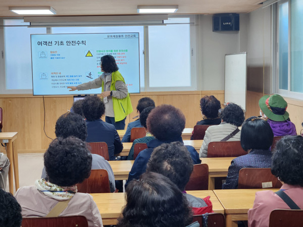 ▲ 여객선 탑승 전 노인일자리사업 참여자들이 안전교육을 받고 있다. 