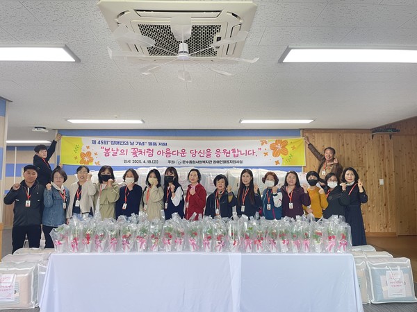 ▲ 물품을 수령하고자 기관을 방문한 활동지원사들 ⓒ문수종합사회복지관