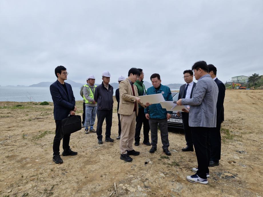 ▲구충곤 광양경자청장과 직원들이 ‘화양지구 비치 콘도 개발 사업’ 현장을 찾아 여름 풍수해 대비 안전 점검을 하고 있다.  ⓒ광양경자청