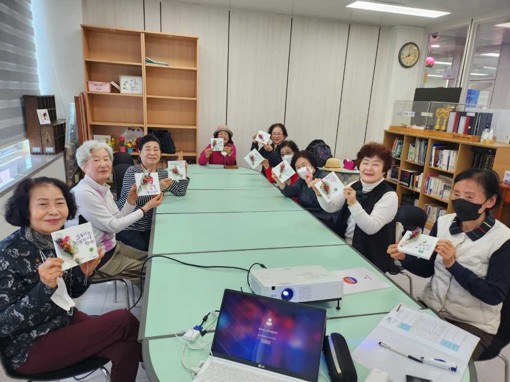 ▲시니어 맞춤형 독서문화 프로그램인 “책으로 내 인생의 행복 찾기” 운영 ⓒ동여수노인복지관