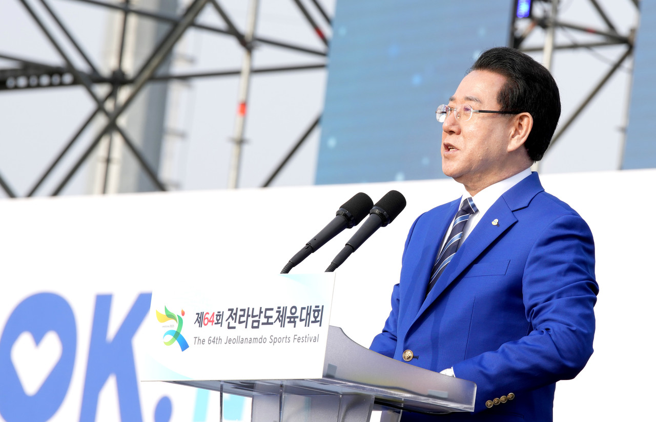 ▲18일 장성 옐로우시티 스타디움에서 열린 ‘제64회 전라남도체육대회’ 개막식에서 김영록 전라남도지사가 기념사를 하고 있다. ⓒ전라남도