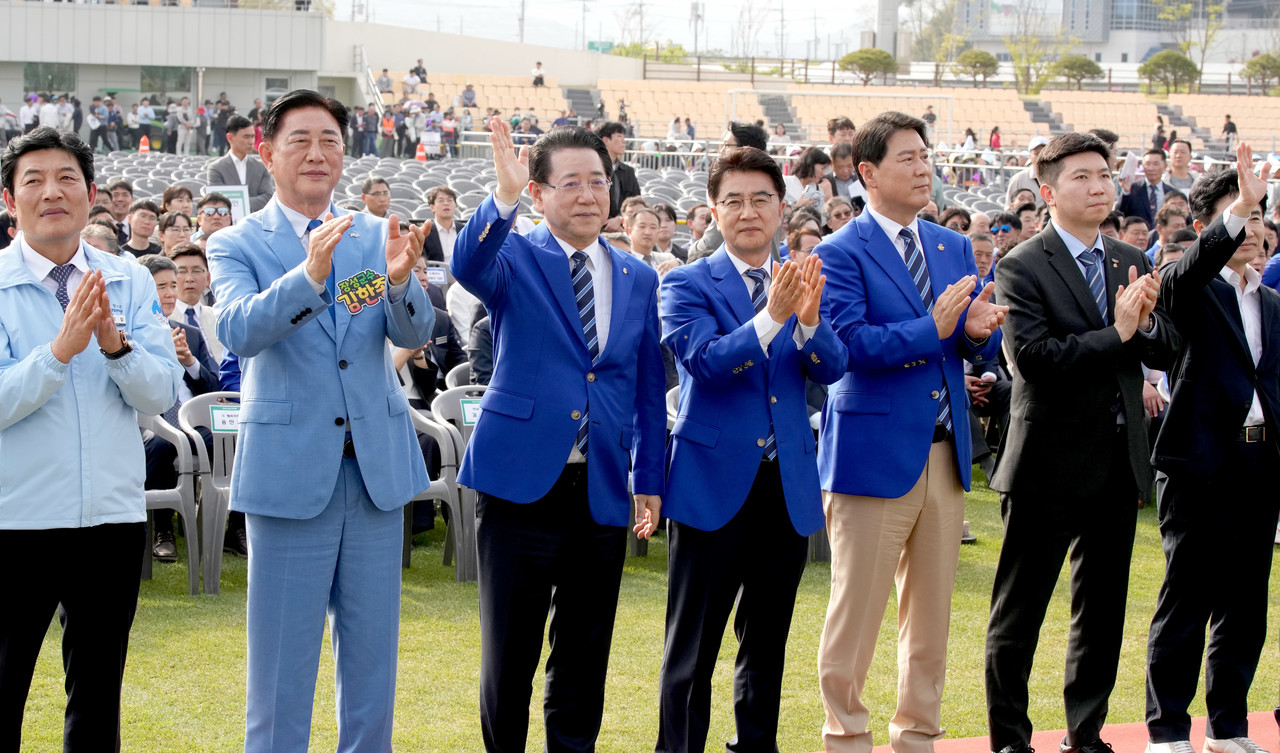 ▲18일 장성 옐로우시티 스타디움에서 열린 ‘제64회 전라남도체육대회’ 개막식에서 김영록 전라남도지사 등 내빈들이 입장하는 선수들을 환영하고 있다. ⓒ전라남도