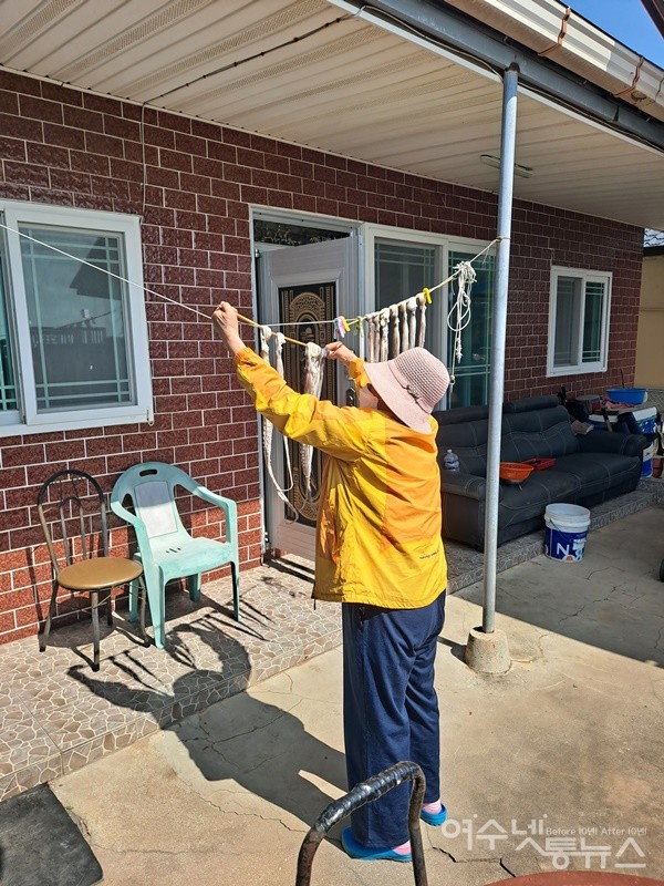▲여수 경호동 바닷가 마을, 할머니가 낙지를 빨랫줄에 널고 있다. ⓒ조찬현