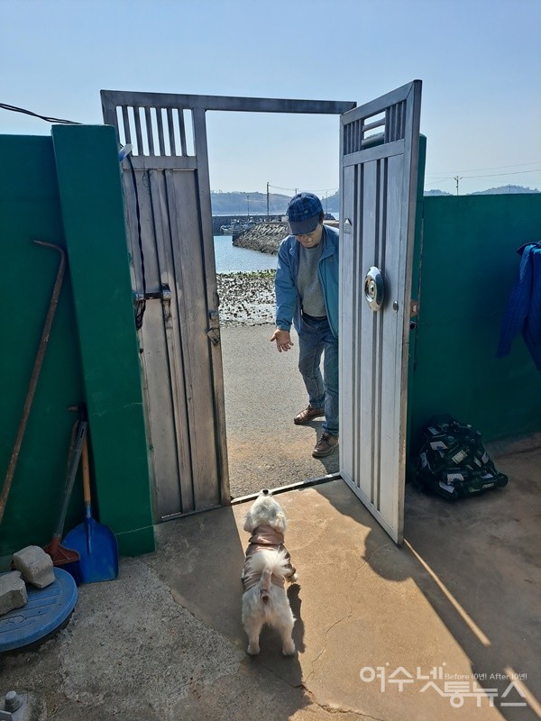 ▲강아지 구름이가 낯선 방문객을 보고 짖어 댄다.  ⓒ조찬현