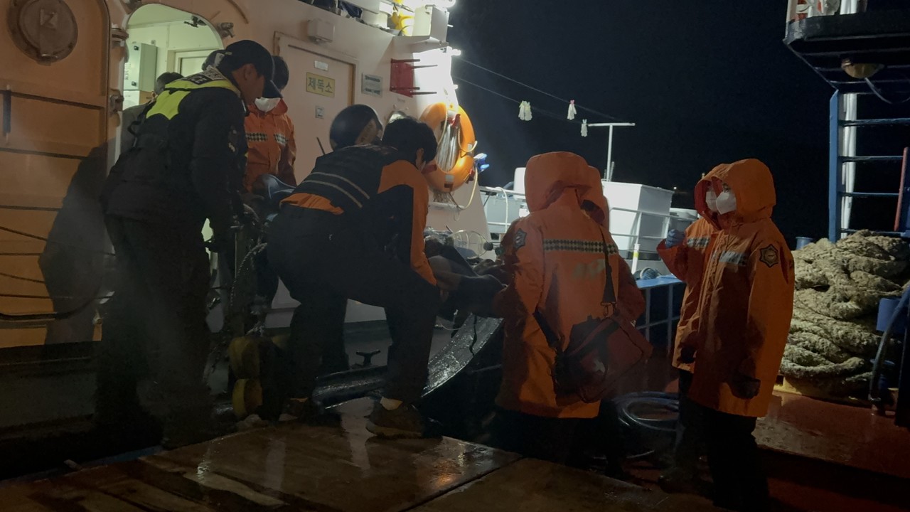 ▲경비함정에서 119로 응급환자를 인계하는 장면 ⓒ여수해경