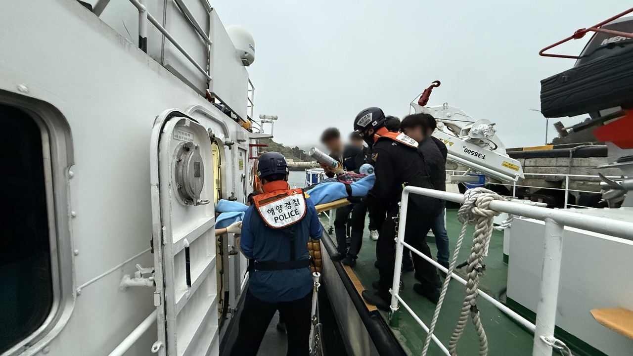 ▲경비함정에서 응급환자를 이송하는 장면 ⓒ여수해경